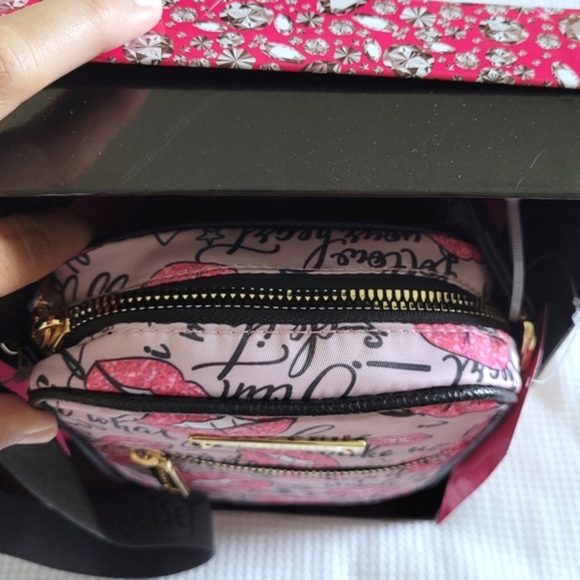 ✨️HP✨ Betsey Johnson Lips💋 Crossbody Bag with Ear👂Bud Case Gift🎁 Set - Picture 6 of 16